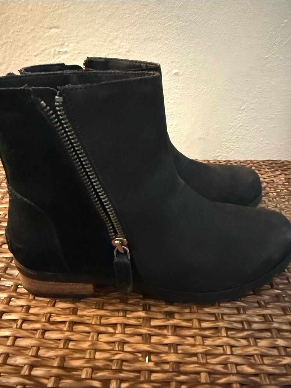 Sorel Emelie Waterproof Black Leather & Suede Zip Ankle Booties - Size 9.5